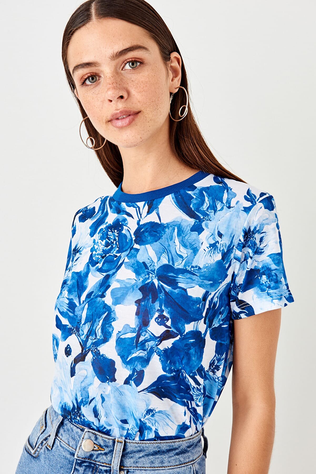 TRENDYOLMİLLA Mavi Çiçek Desenli Basic Örme T-shirt TWOSS19TS0033