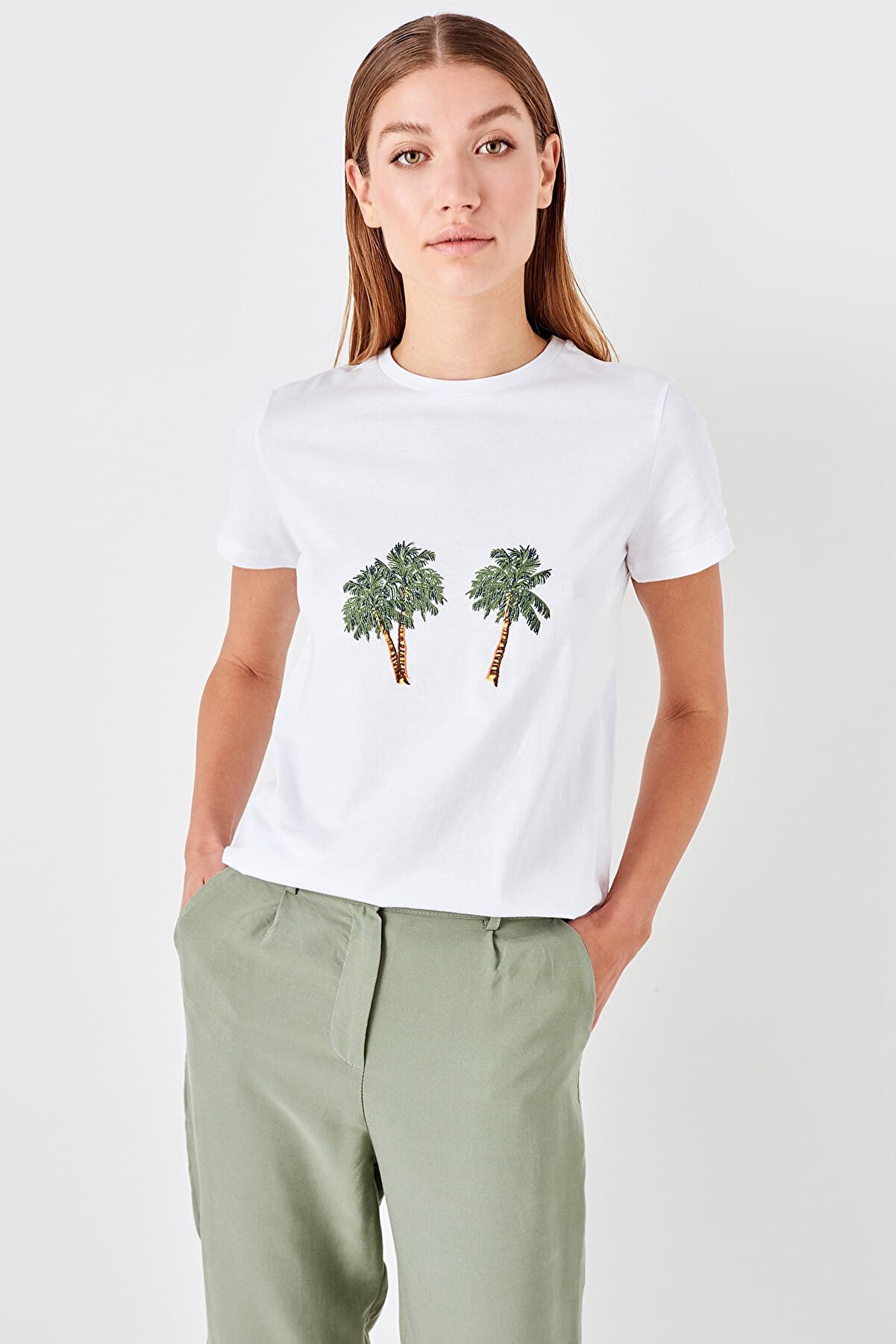 TRENDYOLMİLLA Beyaz Nakışlı Basic Örme T-shirt TWOSS19TS0505