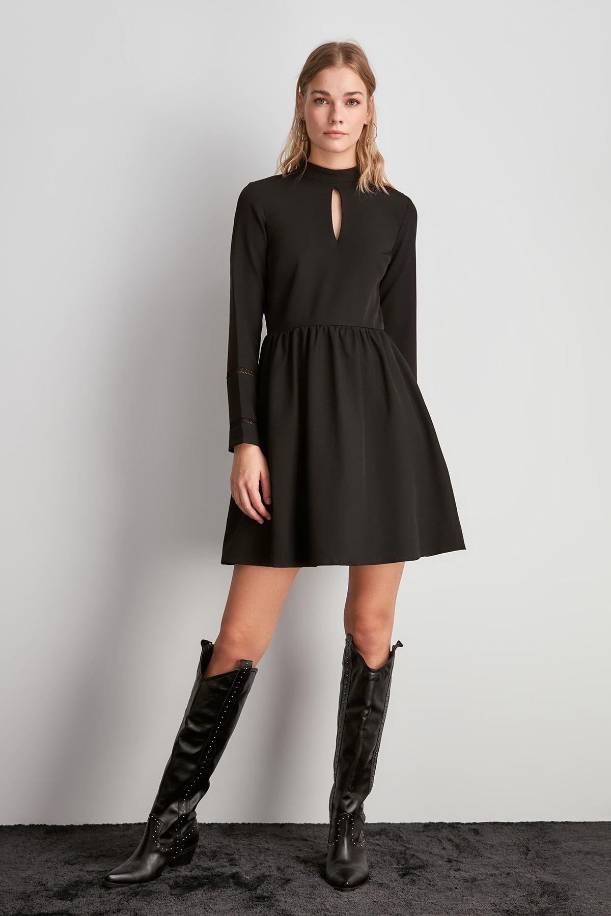 TRENDYOLMİLLA Siyah Kol Detaylı Elbise TWOAW20EL2118