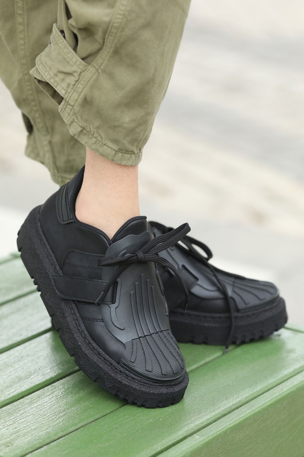 Tripy Kadın Cırt Cırt Detaylı Kalın Taban Siyah Sneaker