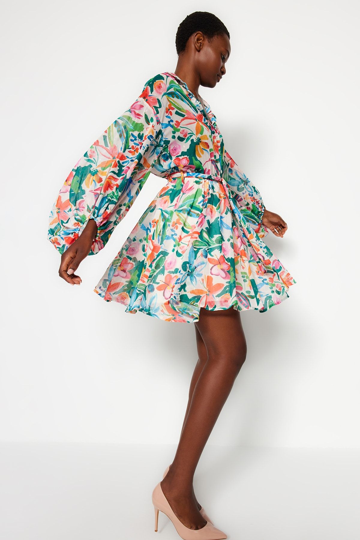 TRENDYOLMİLLA Çok Renkli Çiçek Desenli Belden Açılan Mini Astarlı Şifon Dokuma Elbise TWOAW24EL00841
