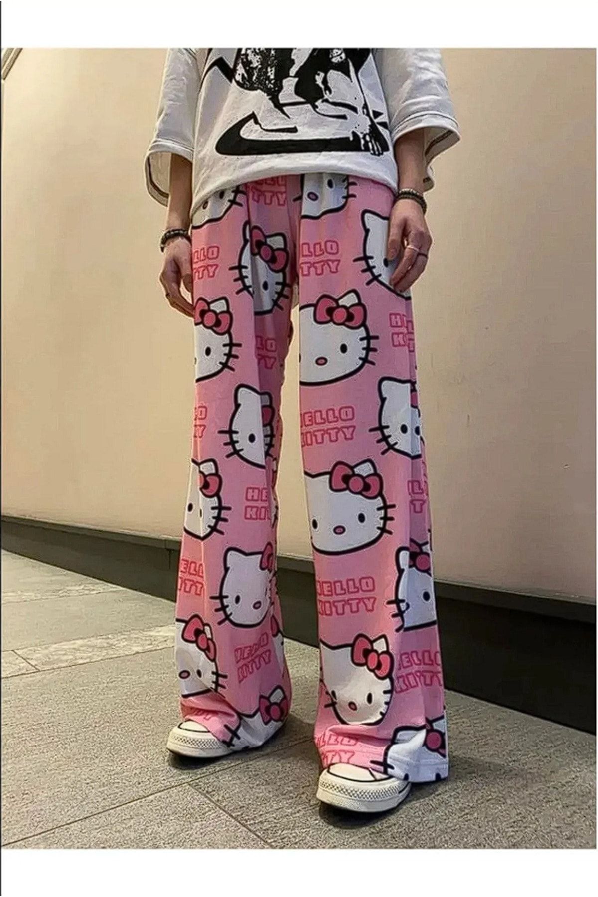 Qulis Wear Hello Kitty Head Detaylı Baskılı Pembe Desenli Eşofman Altı