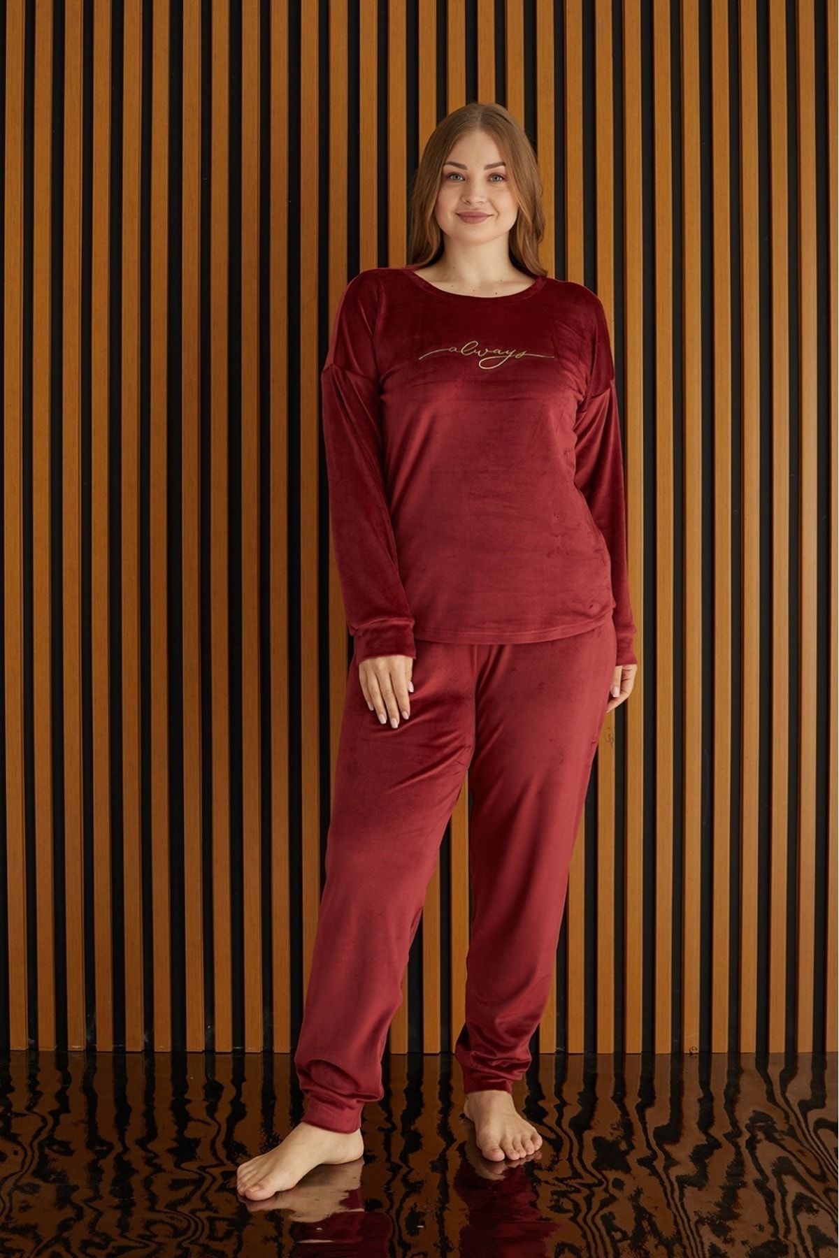 Temporium Kadın Kırmızı Büyük Beden Baskılı Uzun Kollu Fransız Kadife Pijama Takımı