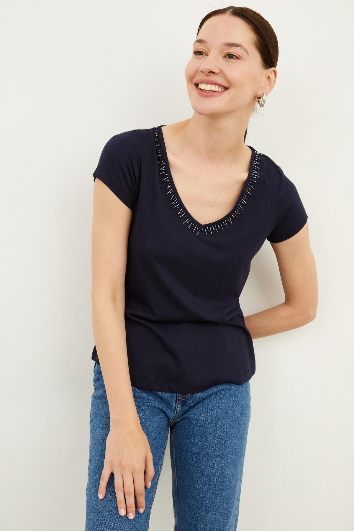 Hanna's Kadın Yakası Boru Boncuklu V Yaka Kısa Kol T-shirt