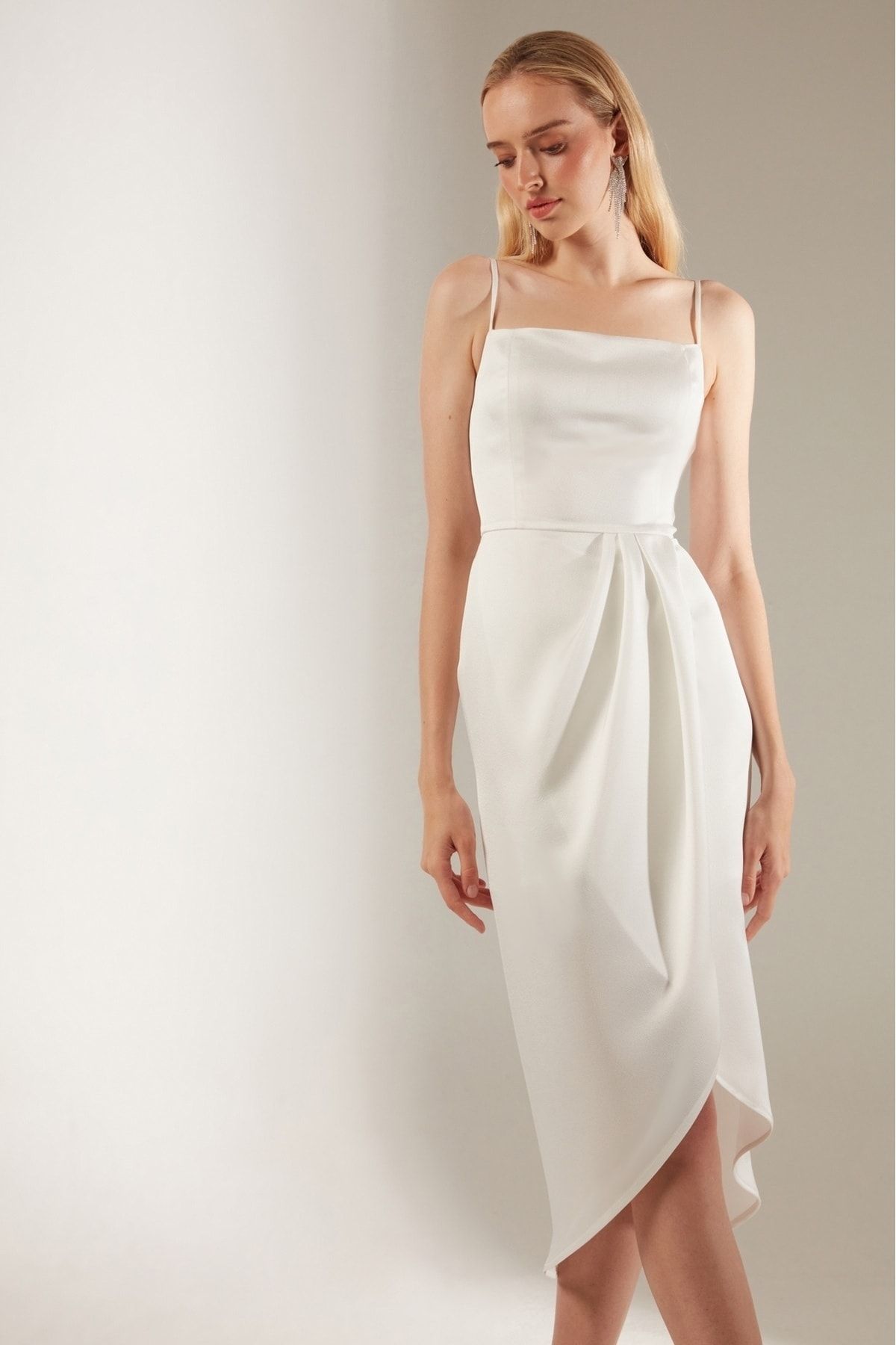 Betty & Sam Drapeli Askılı Beyaz Gece Elbisesi