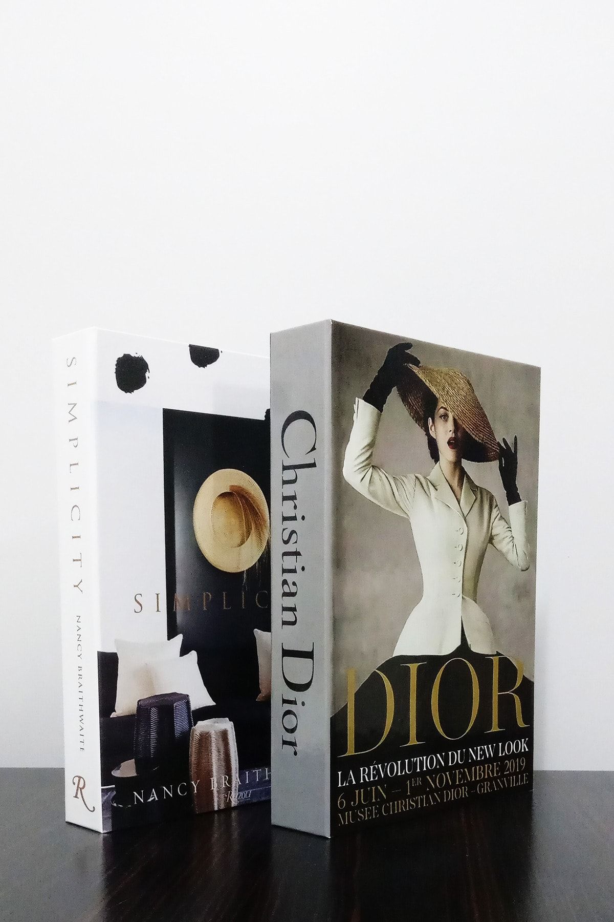 BayCazip 2'li Dekoratif Kitap Kutu Görünümlü SimpleCity & Dior Şapkalı Kadın Temalı