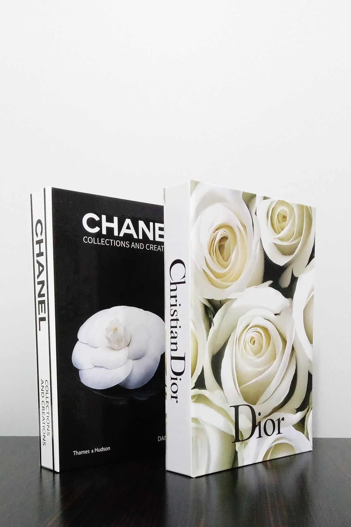 BayCazip 2'li Dekoratif Kitap Kutu Görünümlü Chanel Siyah Gül & Dior Beyaz Gül Temalı