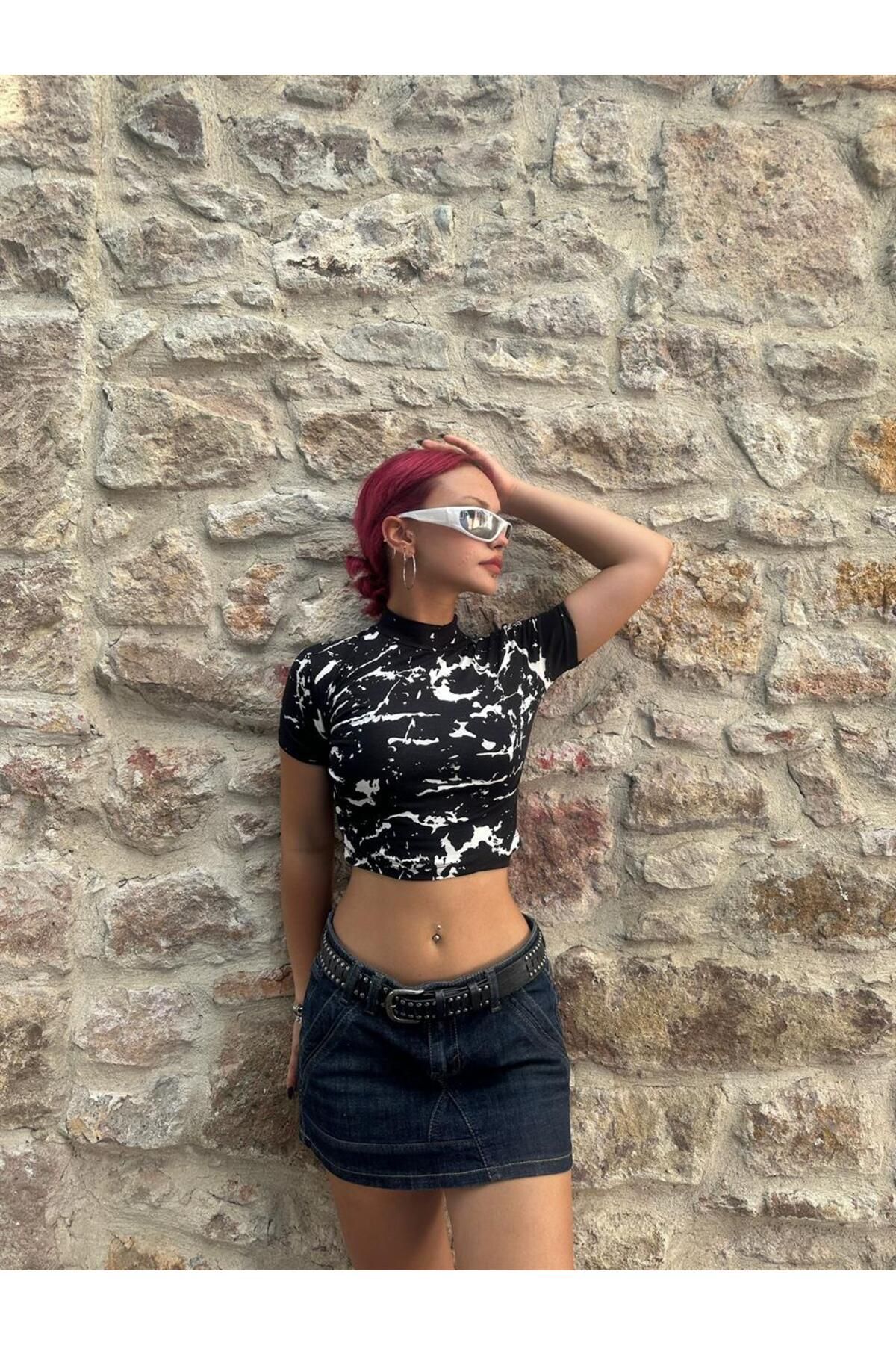 Touz Küt Küt Y2K Random Pattern Boyunlu Siyah Crop