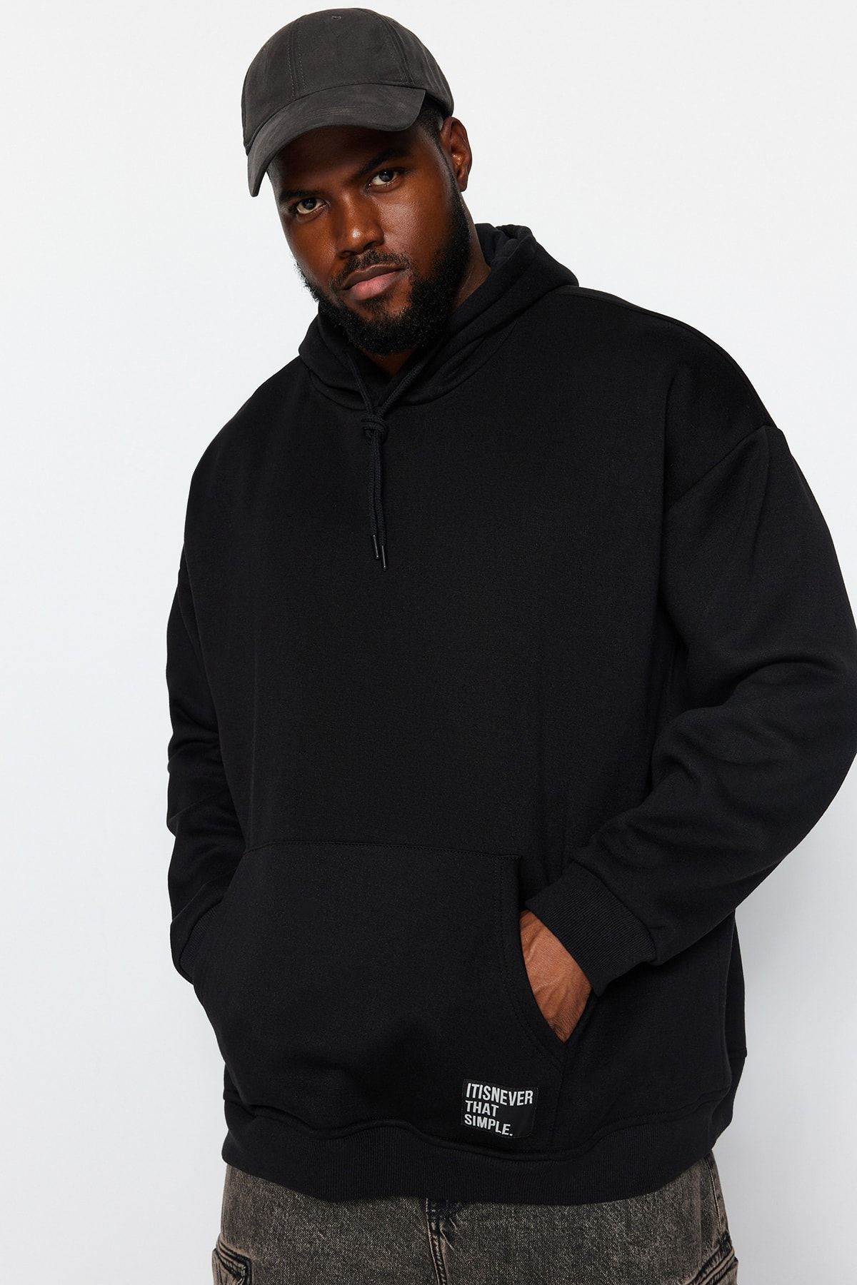 TRENDYOL MAN Siyah  Büyük Beden Basic Rahat Kapüşonlu Etiketli İçi Polarlı Pamuklu Sweatshirt TMNAW24AO00000