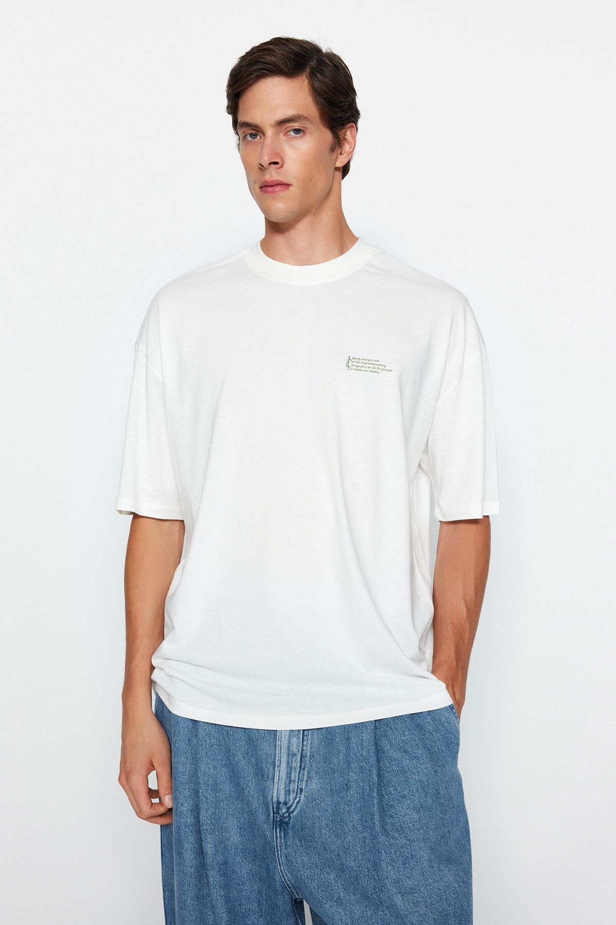 TRENDYOL MAN Ekru  Oversize %100 Pamuklu Minimal Yazı Baskılı T-Shirt TMNSS23TS00084