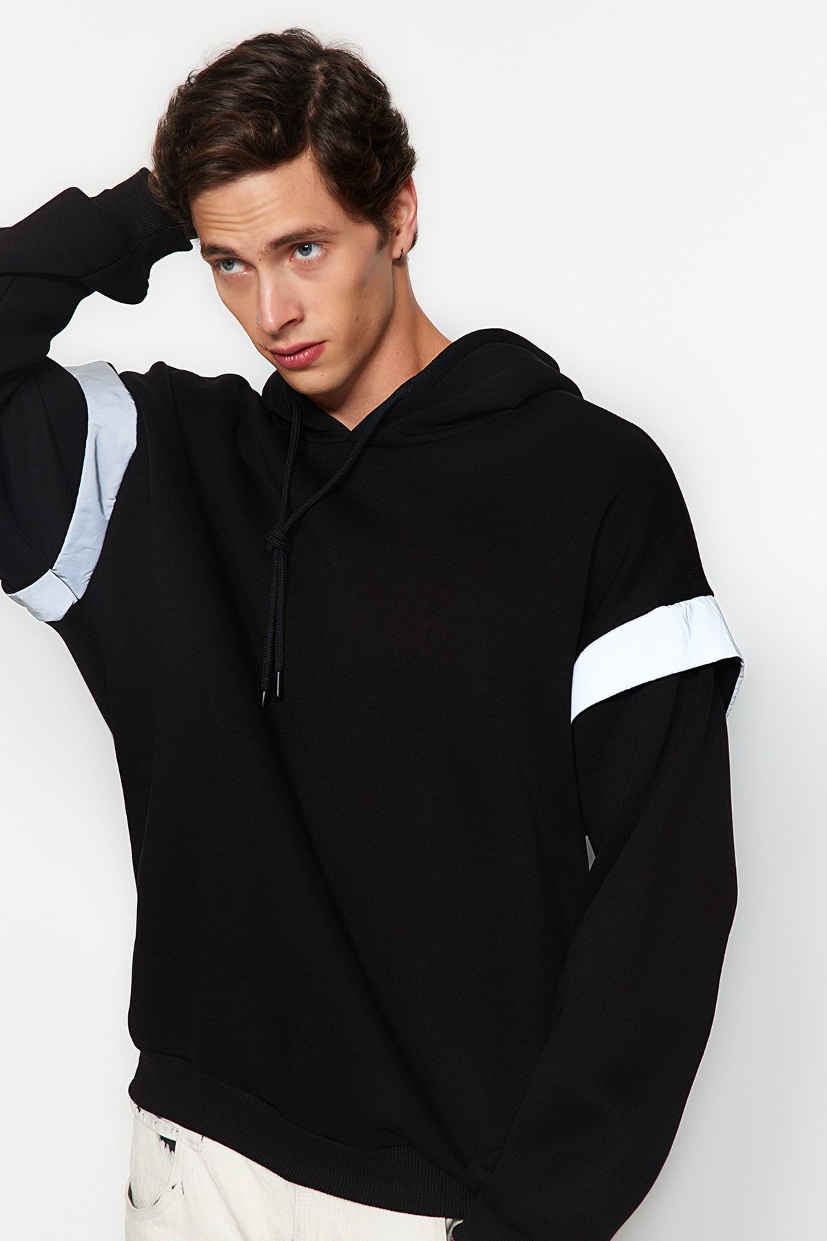 TRENDYOL MAN Siyah  Oversize/Geniş Kesim Kapüşonlu Reflektör Detaylı İçi Polarlı Sweatshirt TMNSS20SW0205
