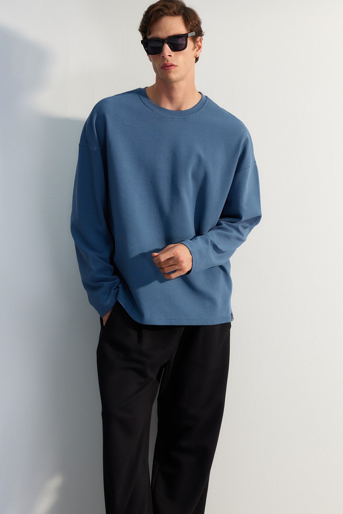 TRENDYOL MAN Mavi  Oversize/Geniş Kesim Limited Edition Dokulu Etiketli %100 Pamuk Sweatshirt TMNAW24SW00073