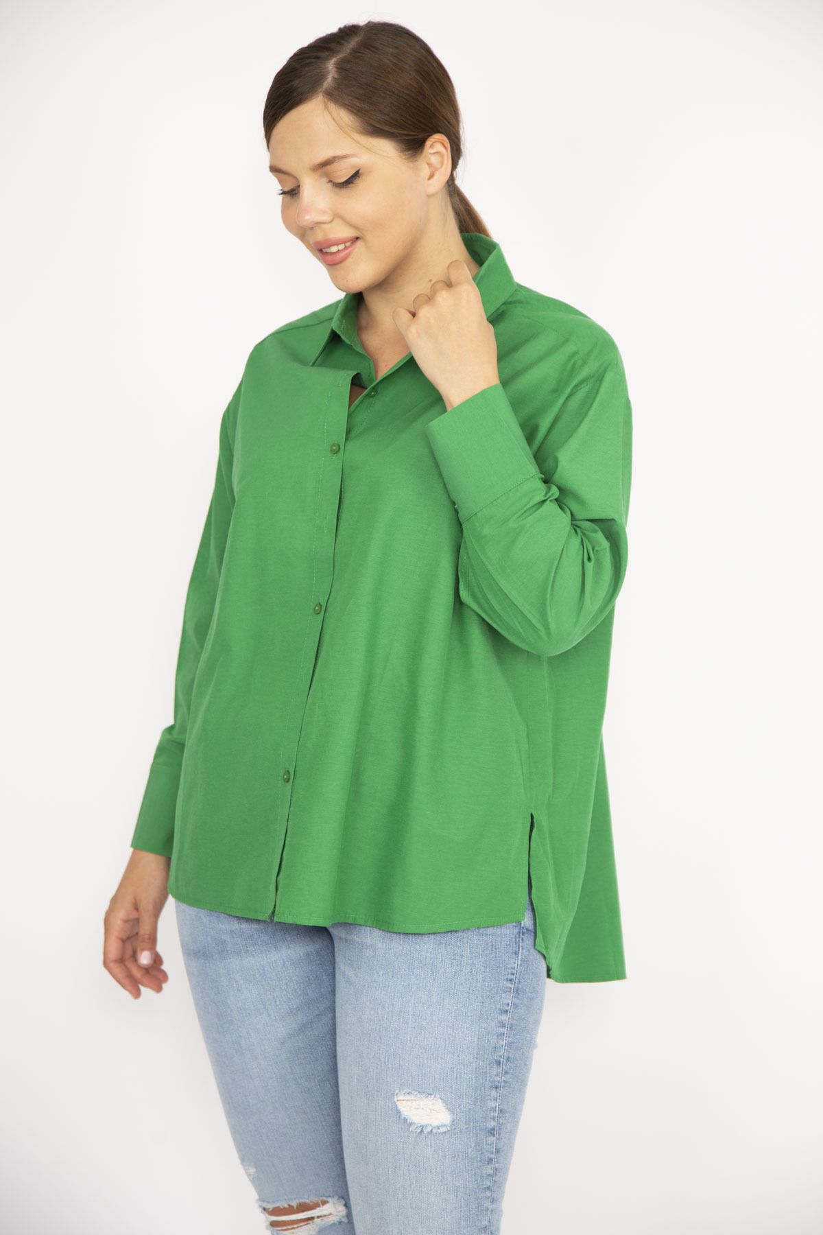 Şans Kadın Büyük Beden Yeşil Poplin Kumaş Ön Düğmeli Yan Yırtmaçlı Uzun Kollu Gömlek 65N36798