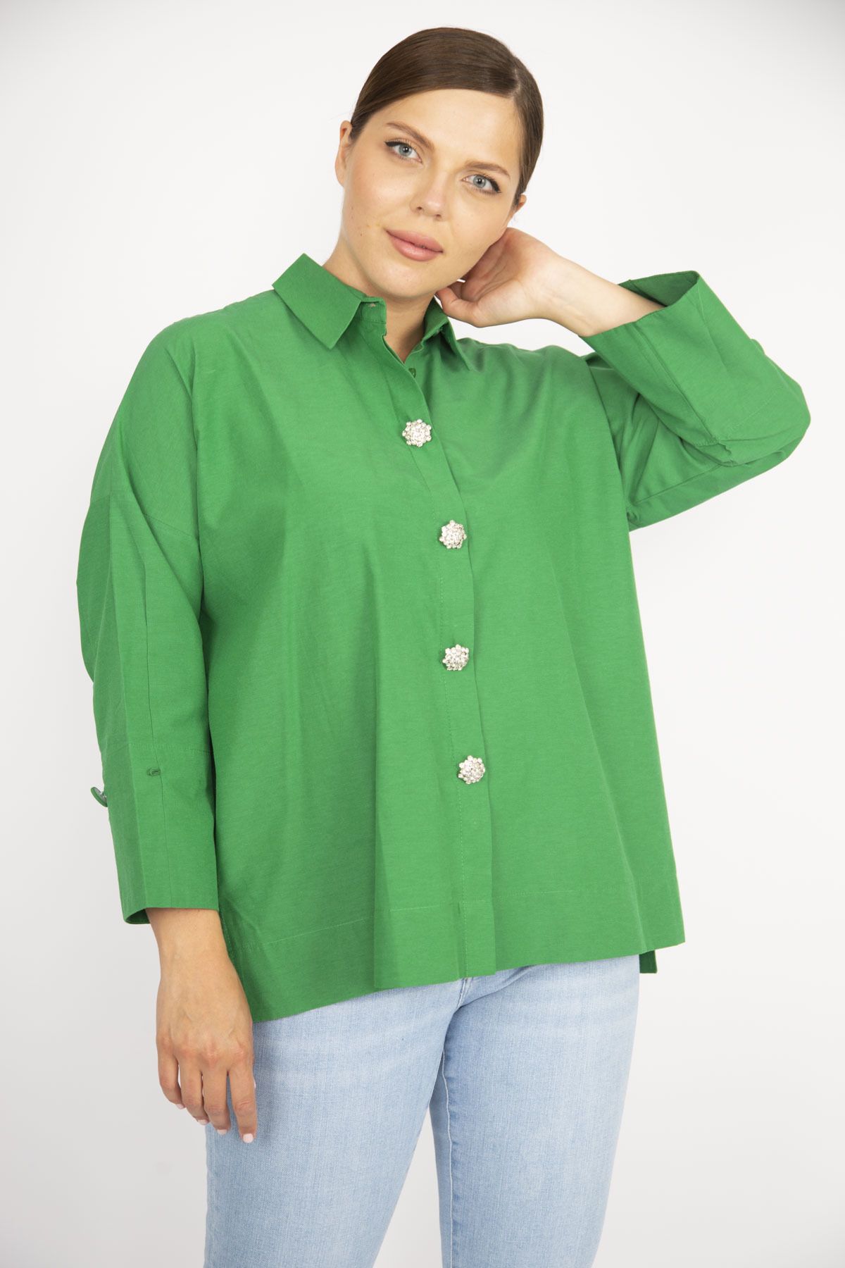 Şans Kadın Büyük Beden Zümrüt Yeşili Taş Düğmeli Yan Yırtmaçlı Gömlek 65N36139