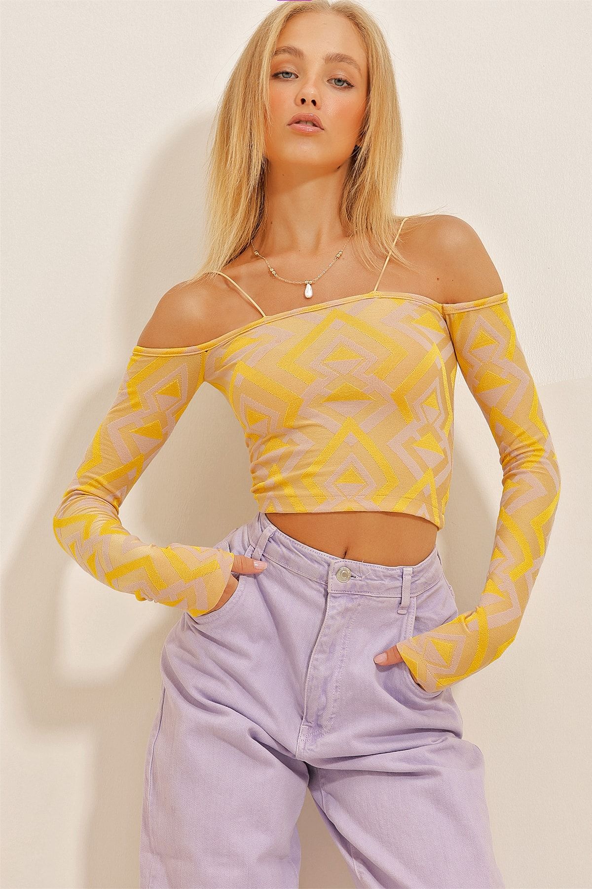 Trend Alaçatı Stili Kadın Sarı Lila İp Askılı Detaylı Uzun Kol Desenli Crop Örme Bluz ALC-X10817