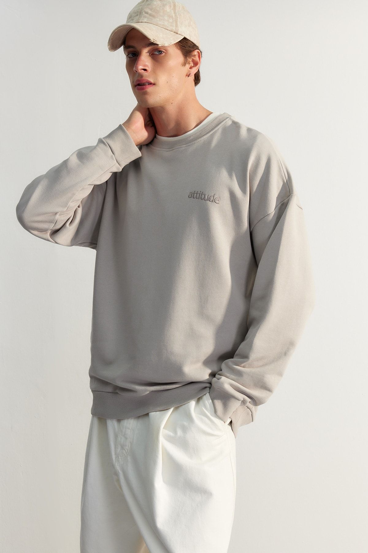 TRENDYOL MAN Gri  Premium Oversize/Geniş Kesim Yazı Nakışlı Kalın Pamuklu Sweatshirt TMNAW24SW00039