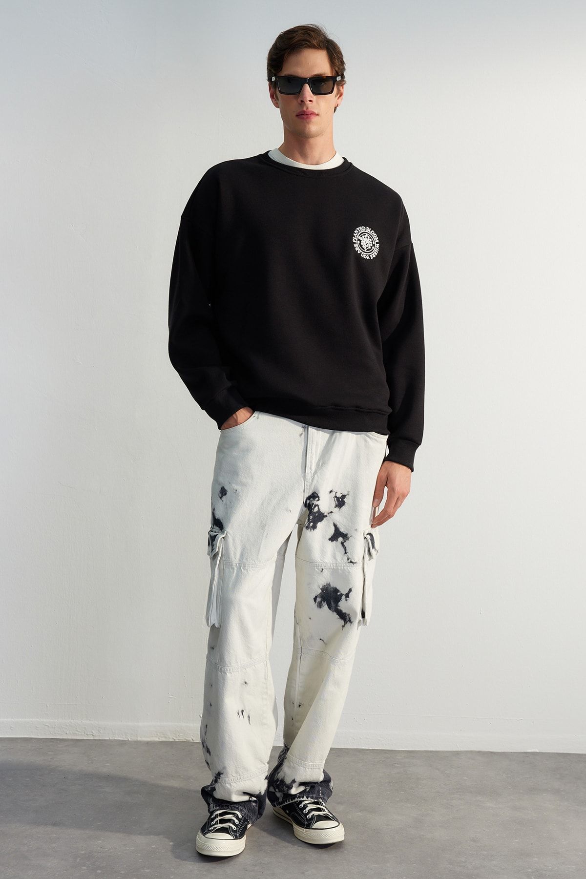 TRENDYOL MAN Siyah  Oversize/Geniş Kesim Çiçek Nakışlı İçi Polarlı Pamuklu Sweatshirt TMNAW24SW00012
