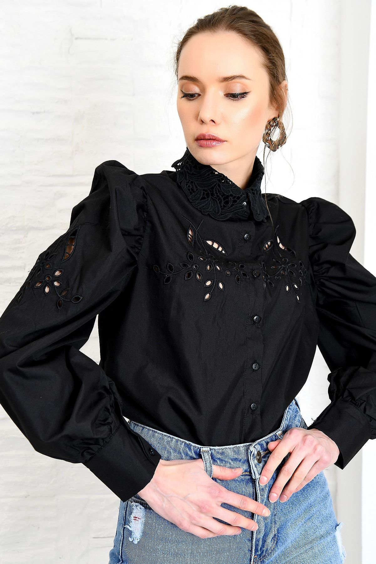 Trend Alaçatı Stili Kadın Siyah Delik İşi Güpür Yakalı Prenses Kol Poplın Gömlek ALC-X3313