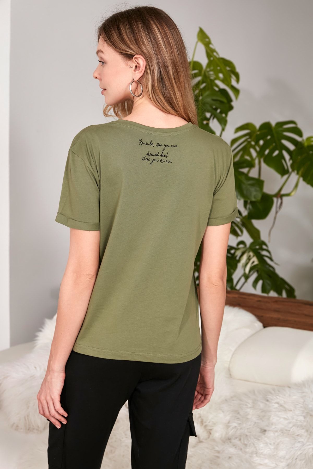 TRENDYOLMİLLA Haki Sırt Nakışlı Semifitted Örme T-Shirt TWOSS20TS1251