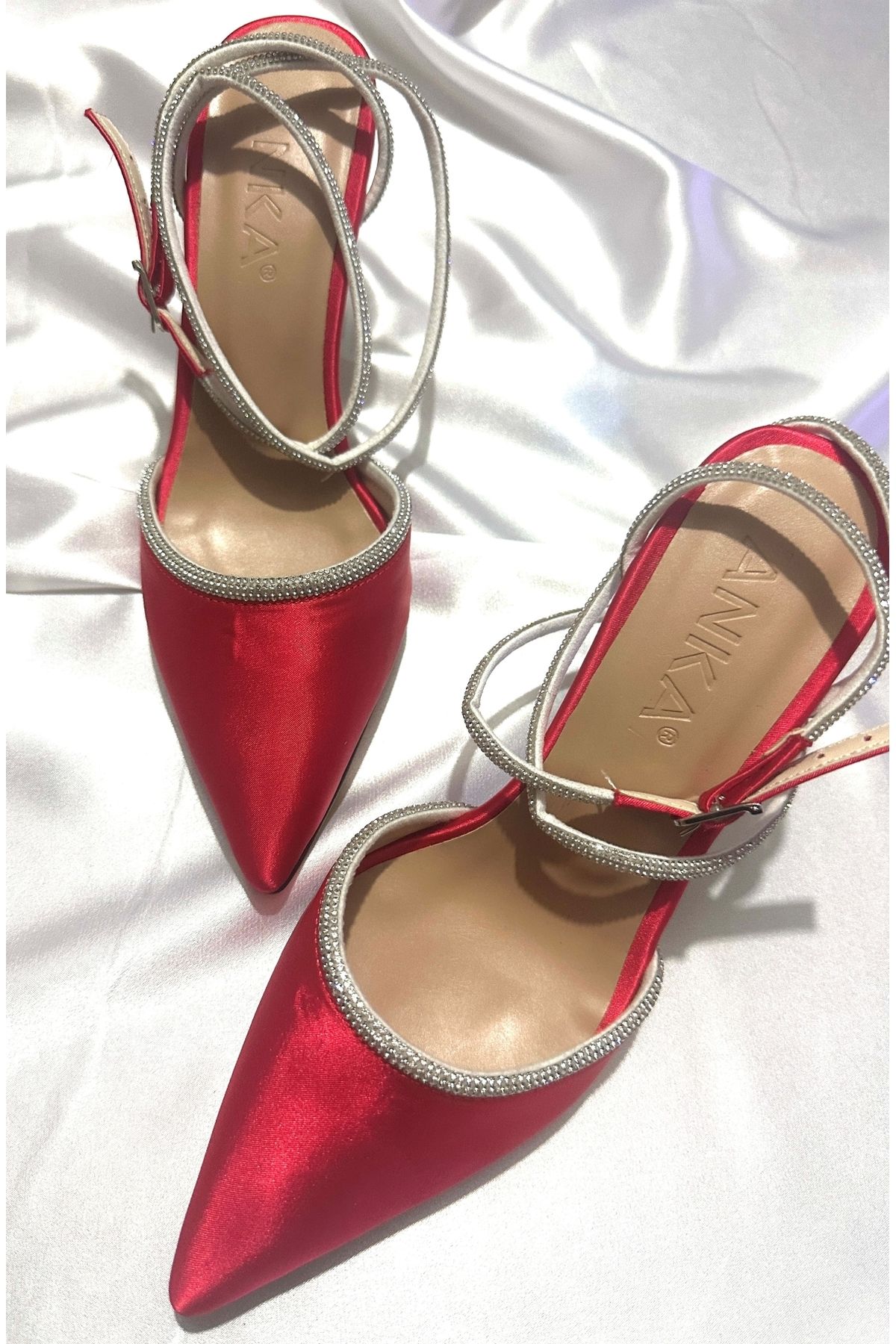 TrendyAnka Kadın Kırmızı Saten 8 Cm Şeffaf Topuklu Bilekten Dolamalı Taşlı Sivri Burunlu Abiye Ayakkabı