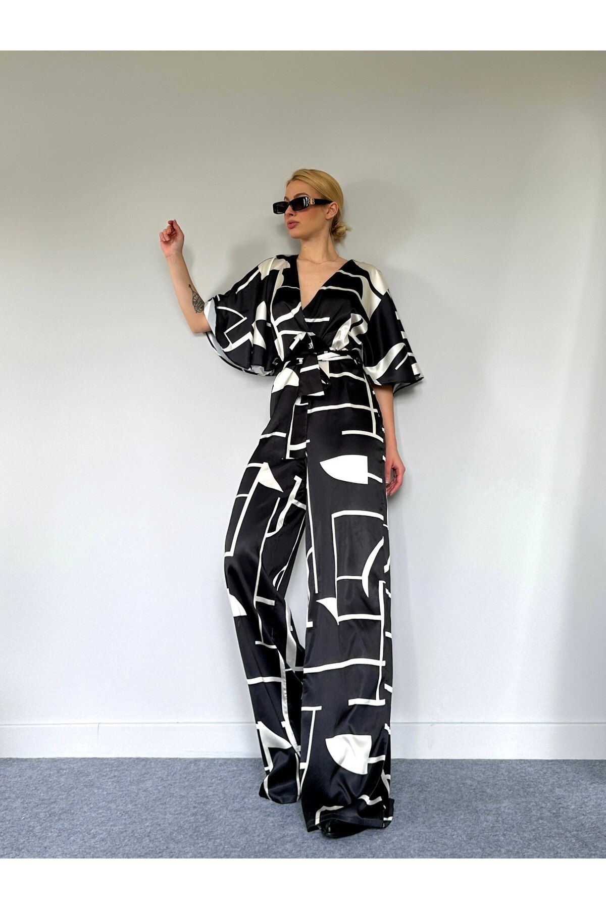1Moda1Tarz Kadın Krep Kumaş V Yaka Geometrik Desen Baskı Kuşaklı Tulum Elbise