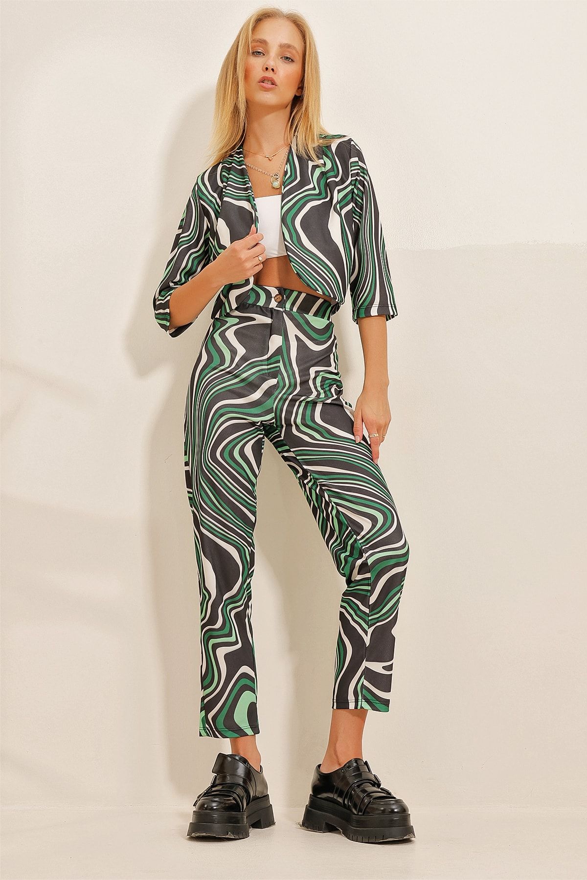 Trend Alaçatı Stili Kadın Yeşil Desenli Ceket Pantolon Takım ALC-X10820