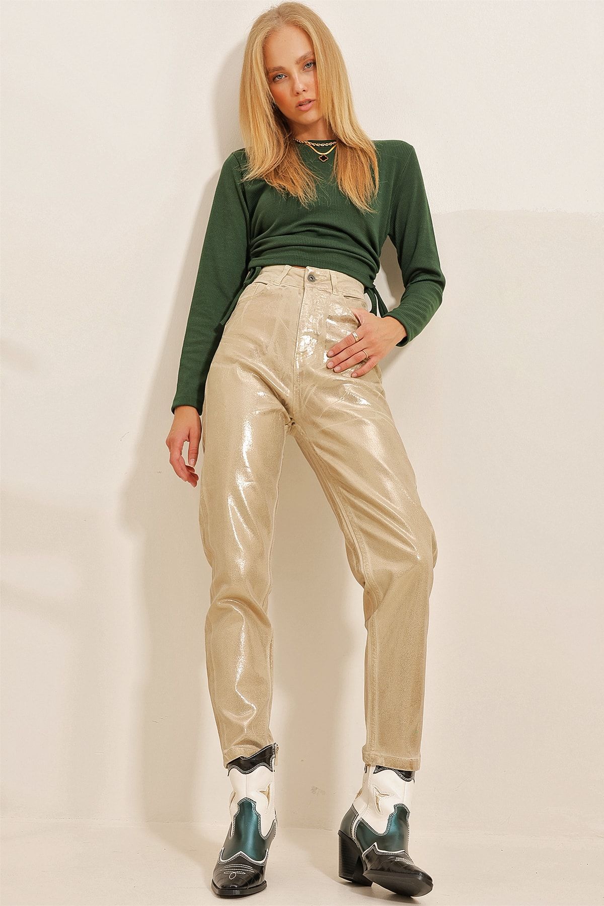 Trend Alaçatı Stili Kadın Gold Gold Sıvama Mom Jeans Pantolon ALC-X10862
