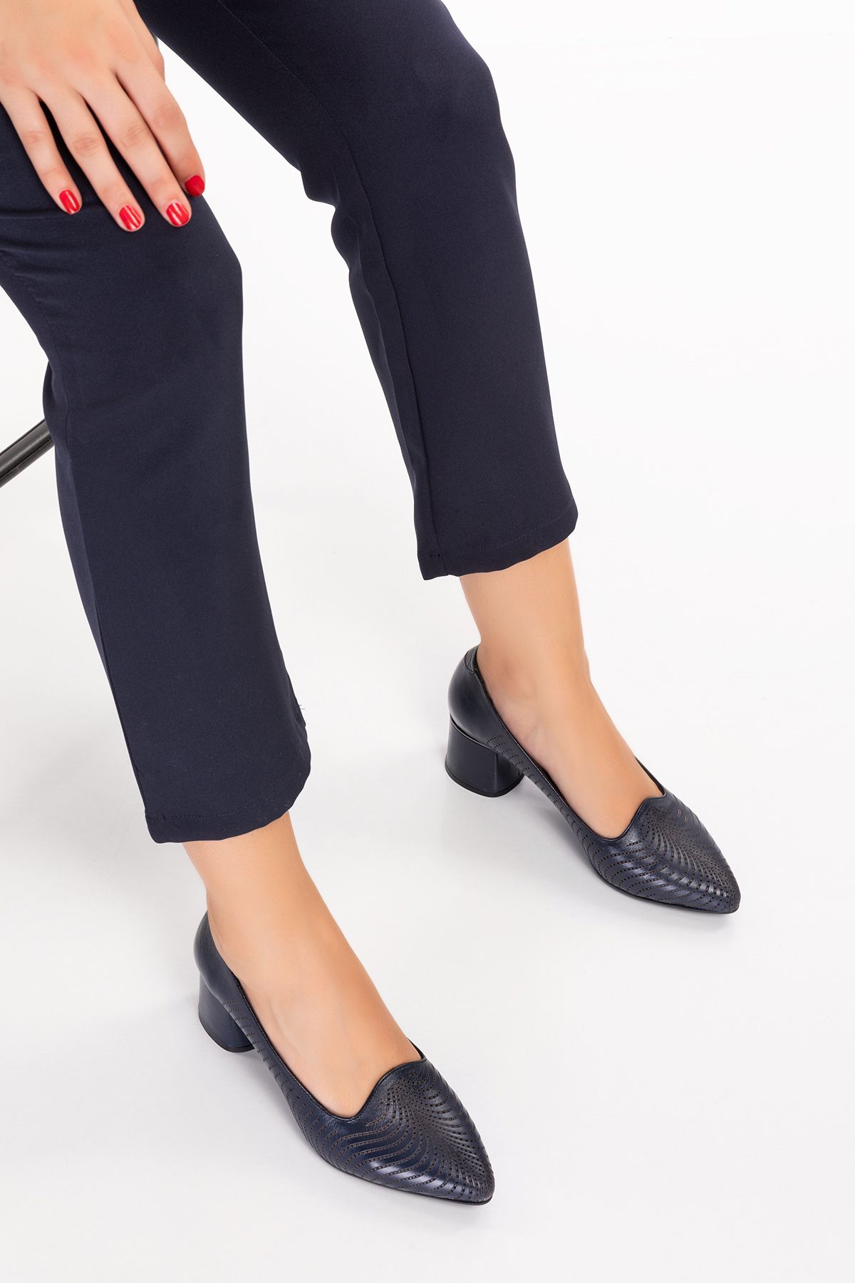 Akgün Terlik Kadın Hakiki Deri Lacivert Lazer Ayakkabı