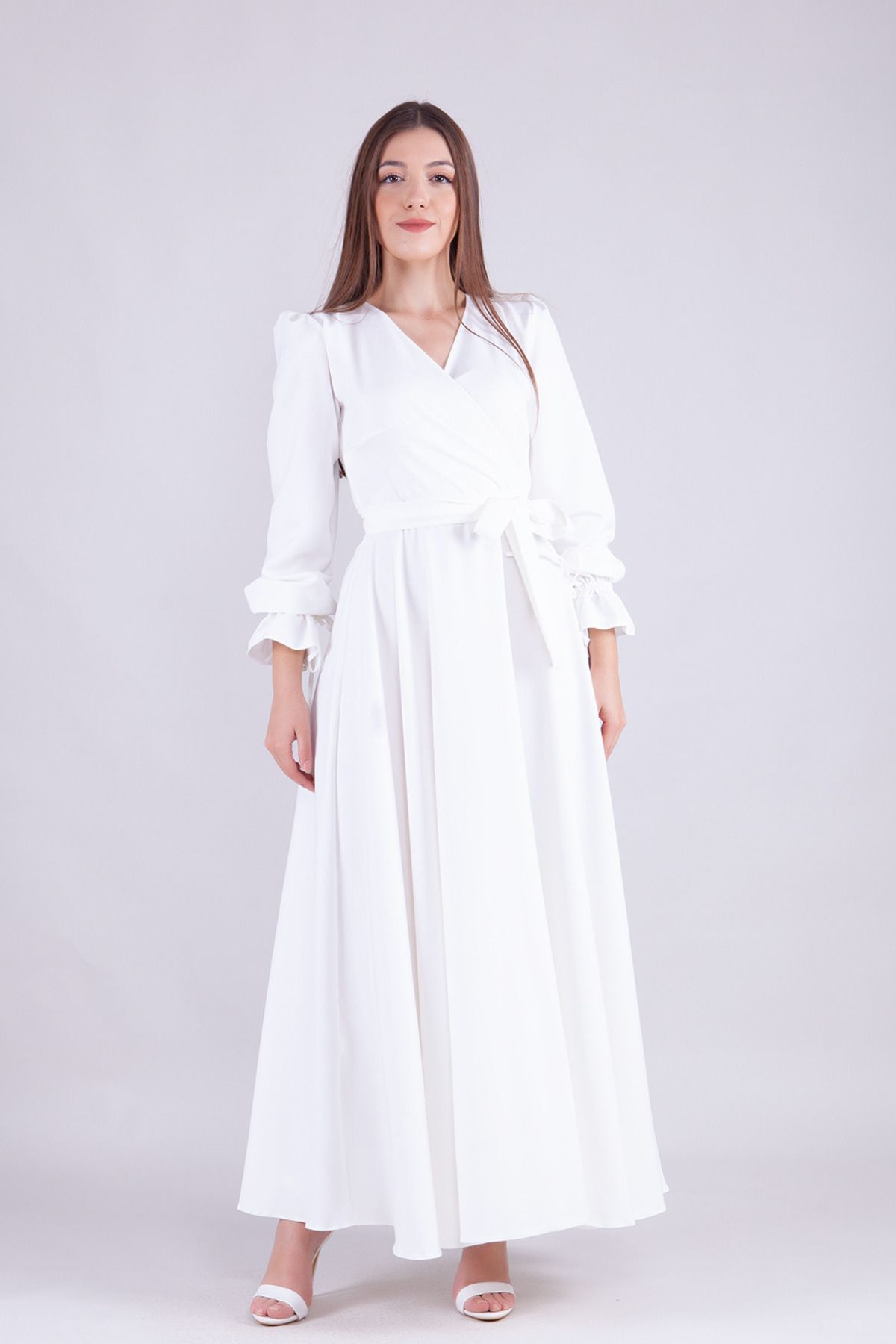 NO48 Beyaz Maxi Boy Kadın Kruvaze Yaka Kol Ucu Fırfırlı Uzun Kol Kol Ucu Fırfırlı Kuşaklı Elbise