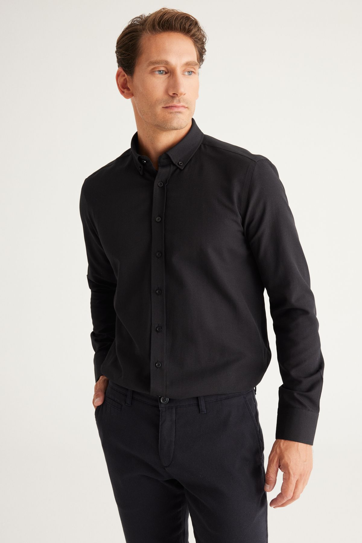 AC&Co / Altınyıldız Classics Erkek Siyah Düğmeli Yaka Kolay Ütülenebilir Pamuklu Slim Fit Dar Kesim Oxford Gömlek
