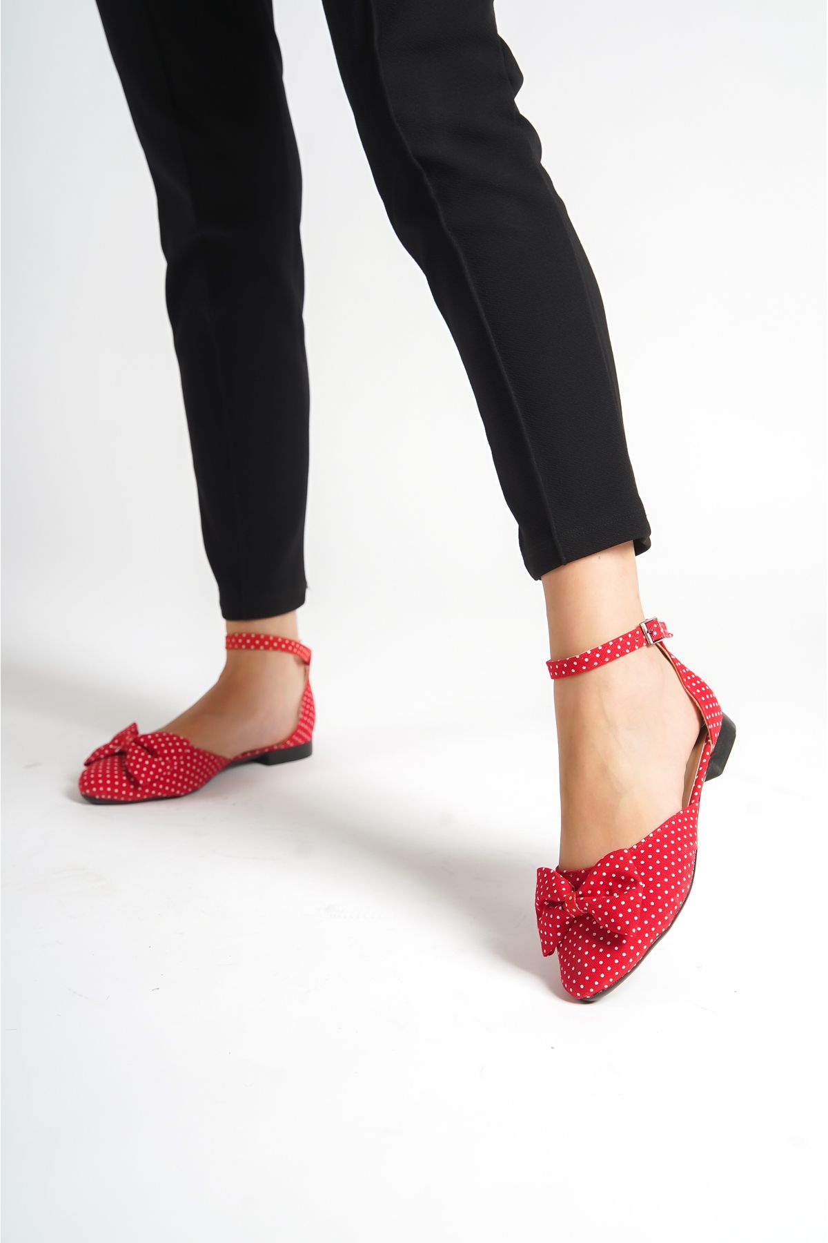 Limeo Puantiye Desenli Kırmızı Fiyonk Detaylı Arkası Kapalı Tokalı Günlük Alçak Topuk Kadın Babet Ayakkabı