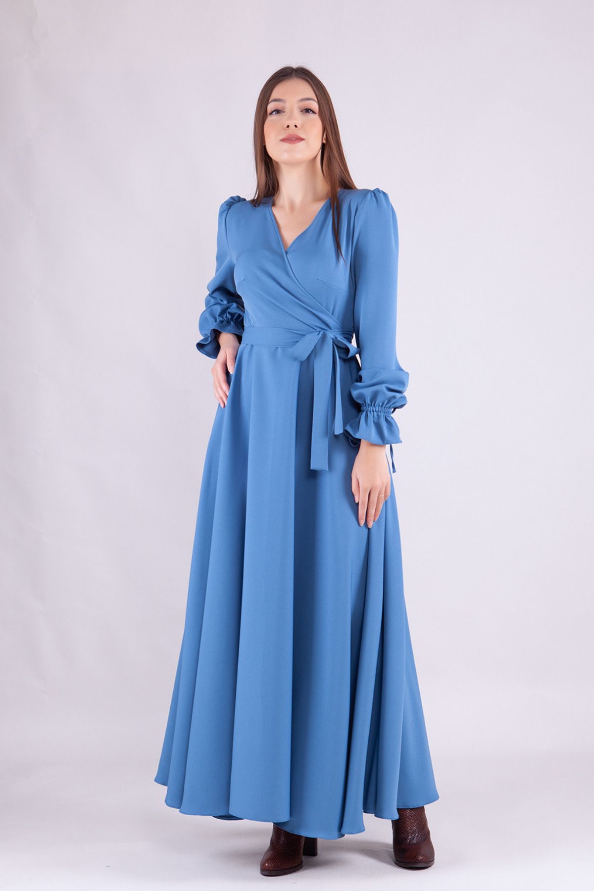 NO48 Kot Mavi Maxi Boy Kadın Kruvaze Yaka Kol Ucu Fırfırlı Uzun Kol Kol Ucu Fırfırlı Kuşaklı Elbise