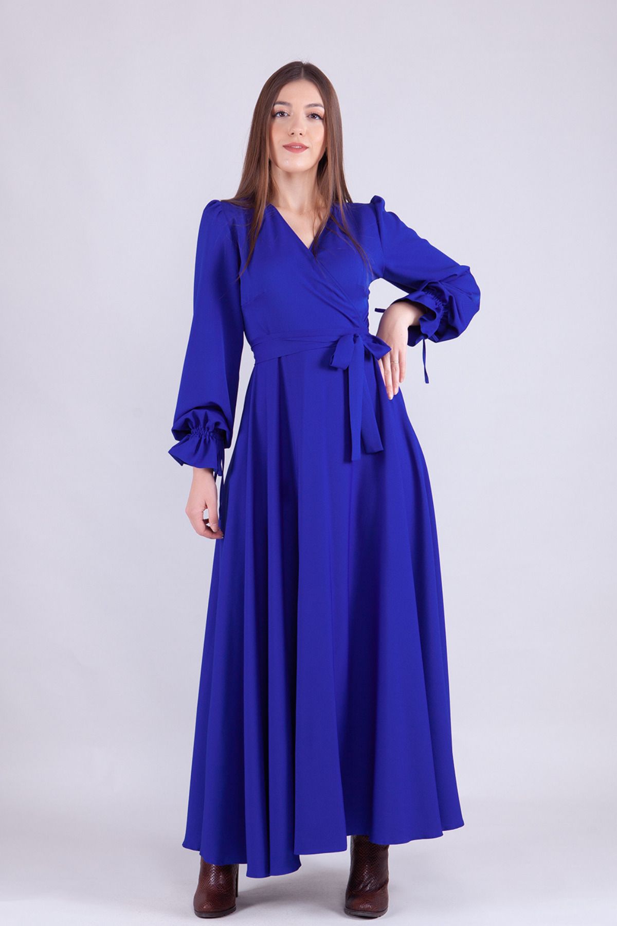 NO48 Sax Mavi Maxi Boy Kadın Kruvaze Yaka Kol Ucu Fırfırlı Uzun Kol Kol Ucu Fırfırlı Kuşaklı Elbise