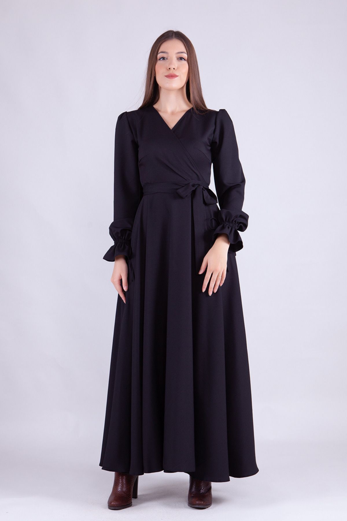 NO48 Siyah Maxi Boy Kadın Kruvaze Yaka Kol Ucu Fırfırlı Uzun Kol Kol Ucu Fırfırlı Kuşaklı Elbise