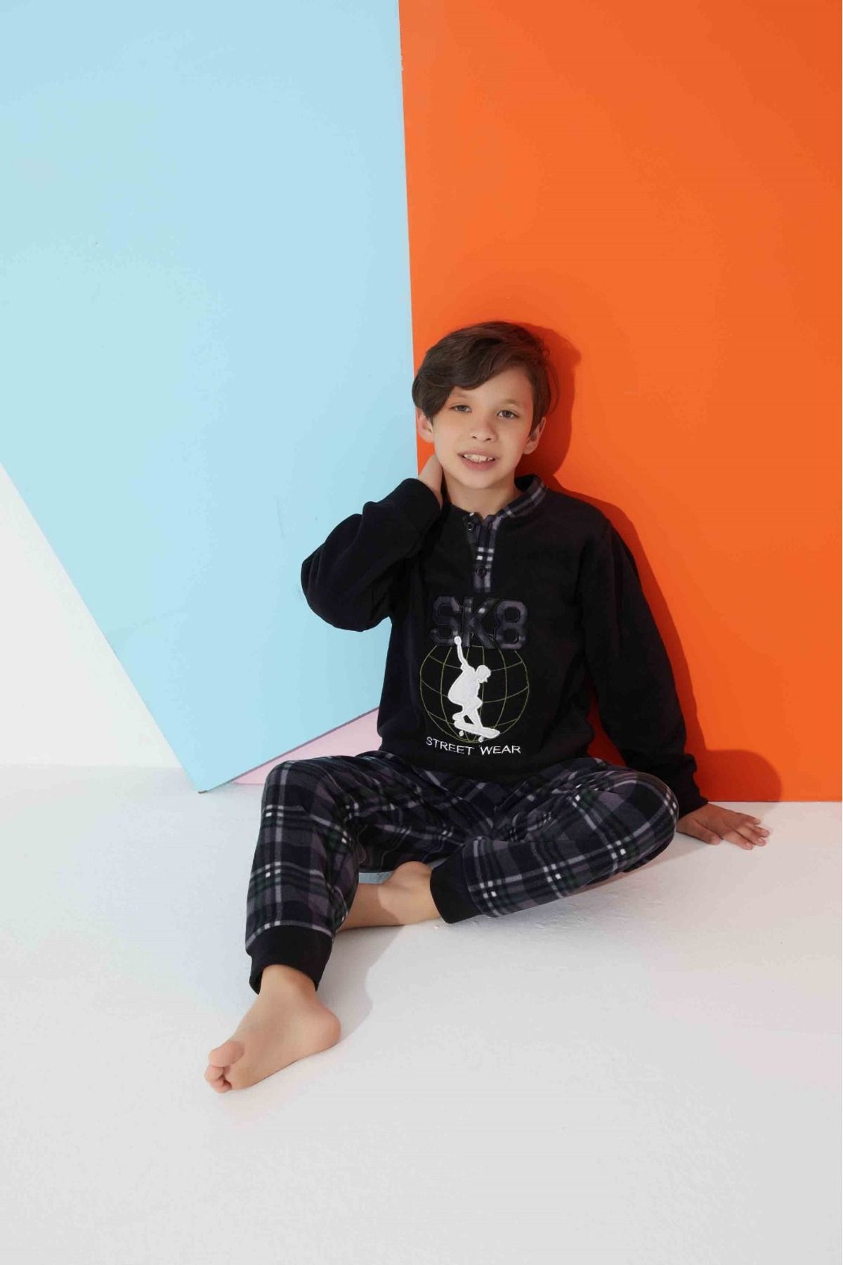 Meba Erkek Çocuk Boy Yaka Iki Düğmeli Manşetli Siyah Polar Pijama Takımı