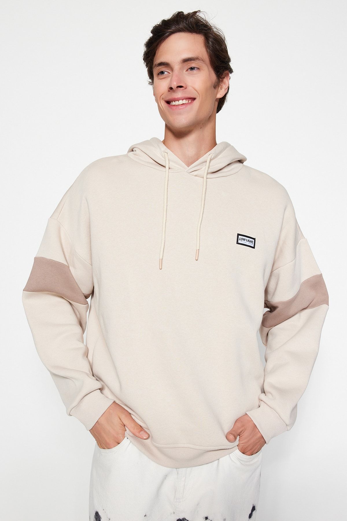 TRENDYOL MAN Bej  Oversize/Geniş Kesim Etiket Detaylı Renk Bloklu İçi Polarlı Sweatshirt TMNAW24SW00128