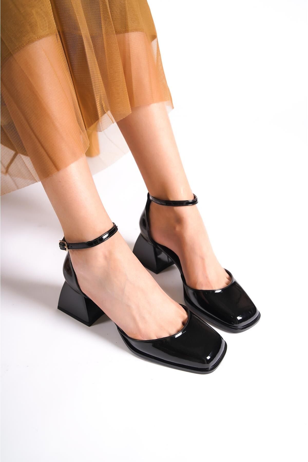 Capone Outfitters Capone Küt Burunlu Blok Topuklu Bilekten Bantlı Siyah Kadın Ayakkabı