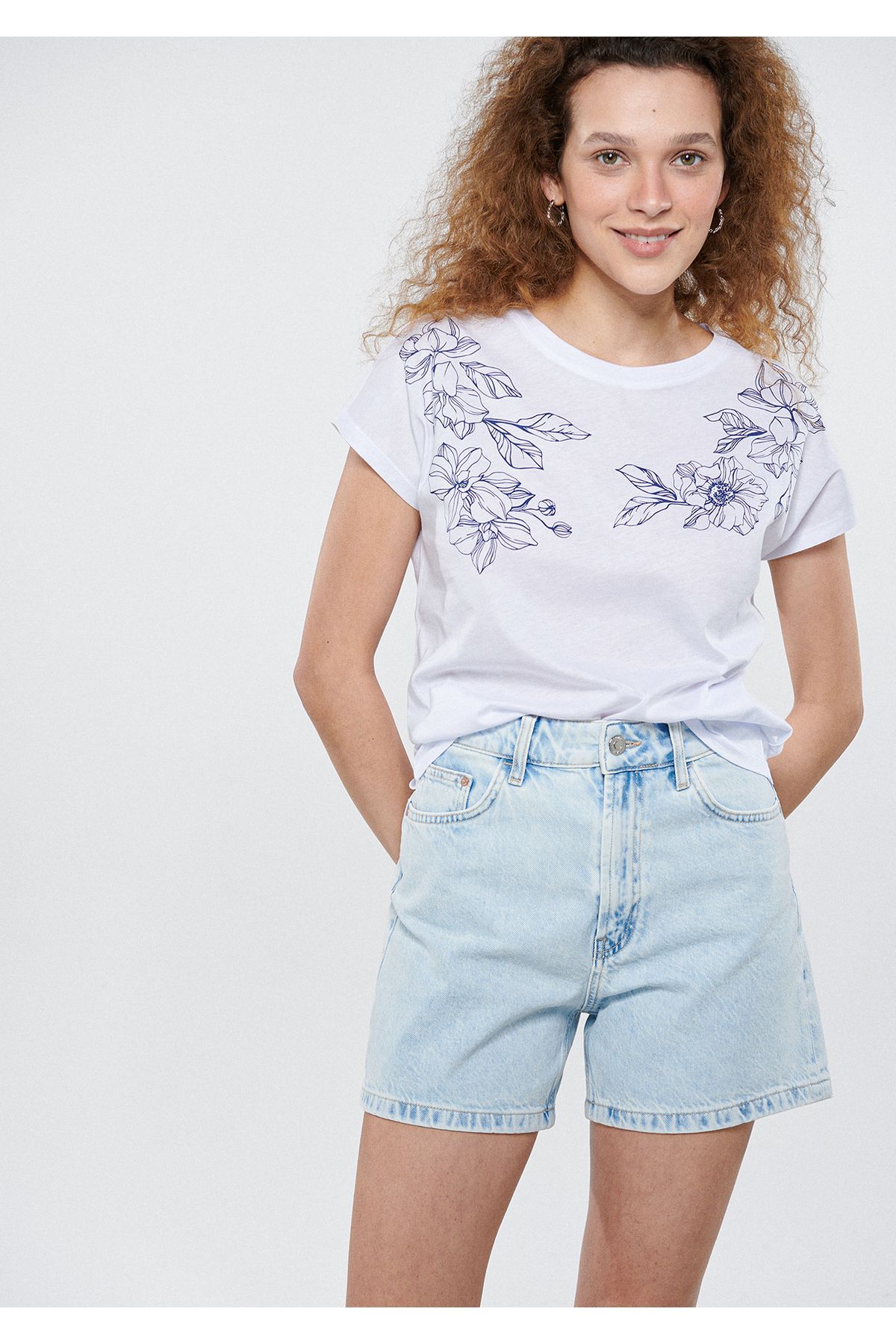 Mavi Çiçek Baskılı Beyaz Tişört Regular Fit / Normal Kesim 1611337-620