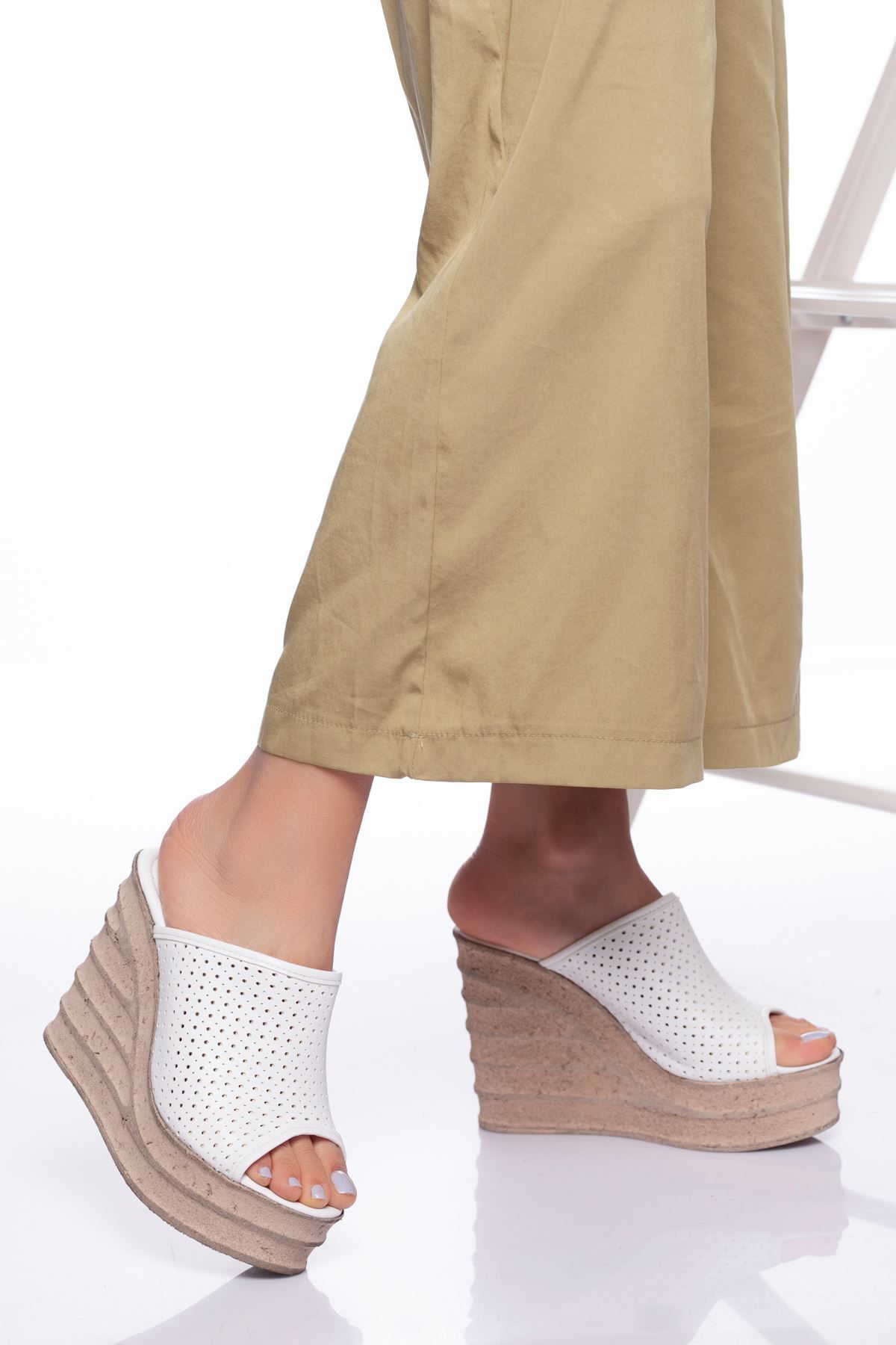 derithy Yüksek Dolgu Topuk Poli Comfort Taban Kalın Yüz Delikli Fantazi Klasik Terlik Sandalet Yazlık-beyaz
