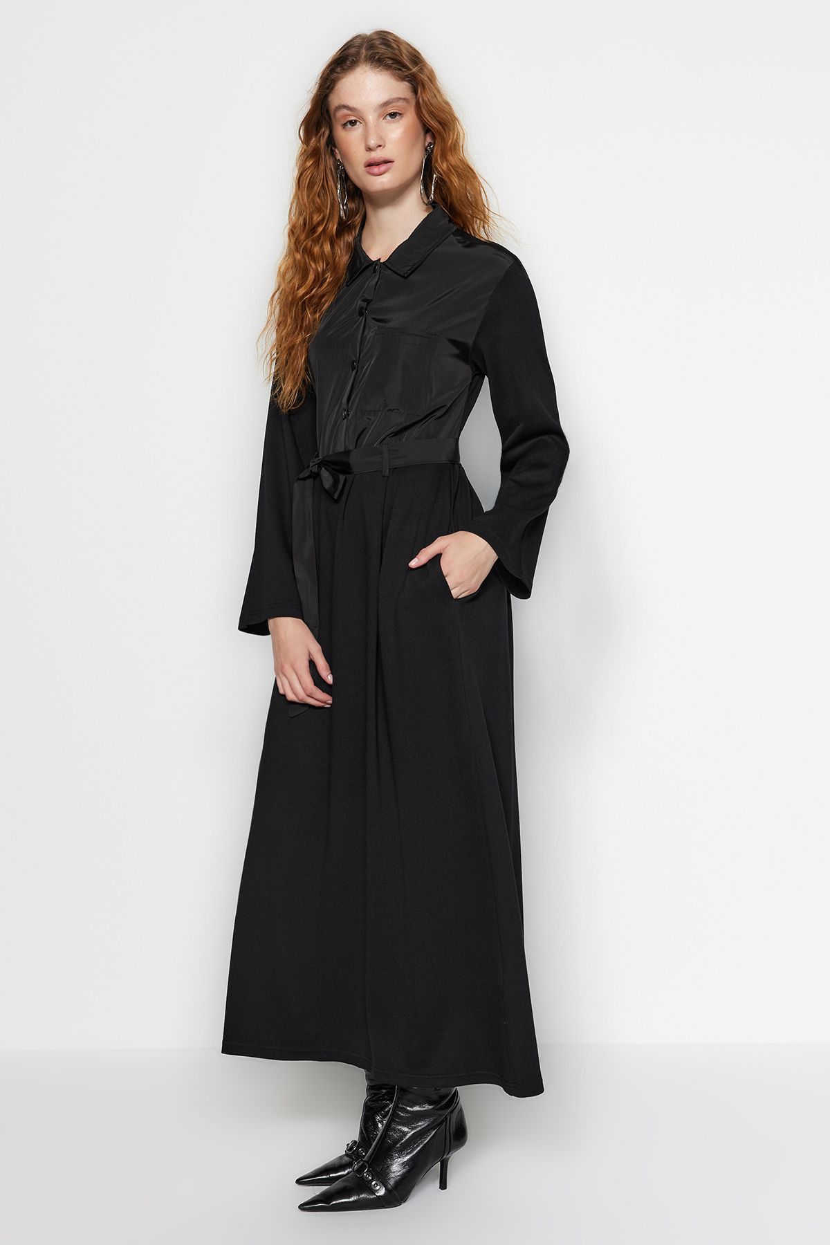 TRENDYOL MODEST Siyah Kuşaklı Saten Detaylı Pamuklu Cepli Örme Elbise TCTAW24EB00106