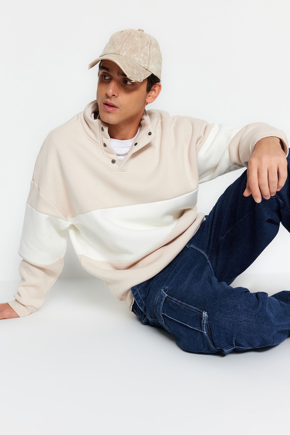 TRENDYOL MAN Bej Oversize/Geniş Kesim Çıtçıtlı Dik Yaka Renk Bloklu İçi Polar Pamuklu Sweatshirt TMNAW24SW00160
