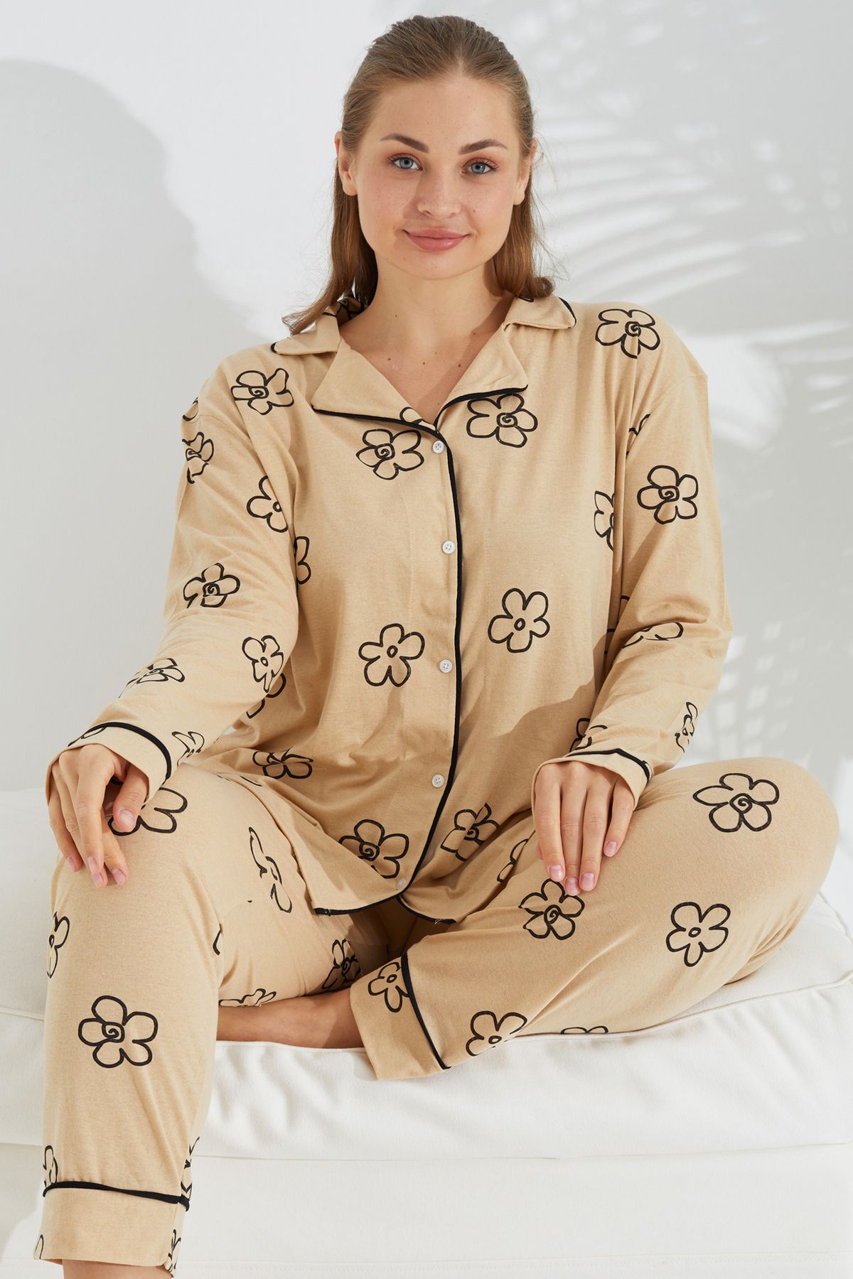 Siyah İnci ten çiçek desen Curve Büyük Beden Battal boy Düğmeli Pamuklu Pijama Takımı