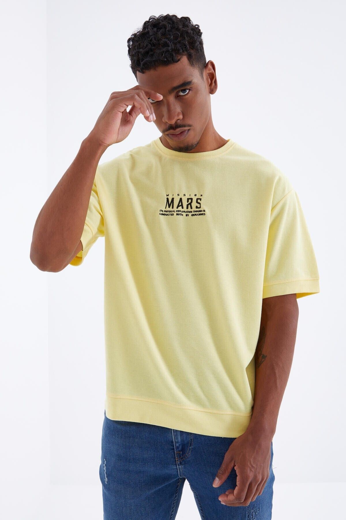 TOMMY LIFE Sarı Mars Yazı Nakışlı O Yaka Erkek Oversize T-shirt - 88104