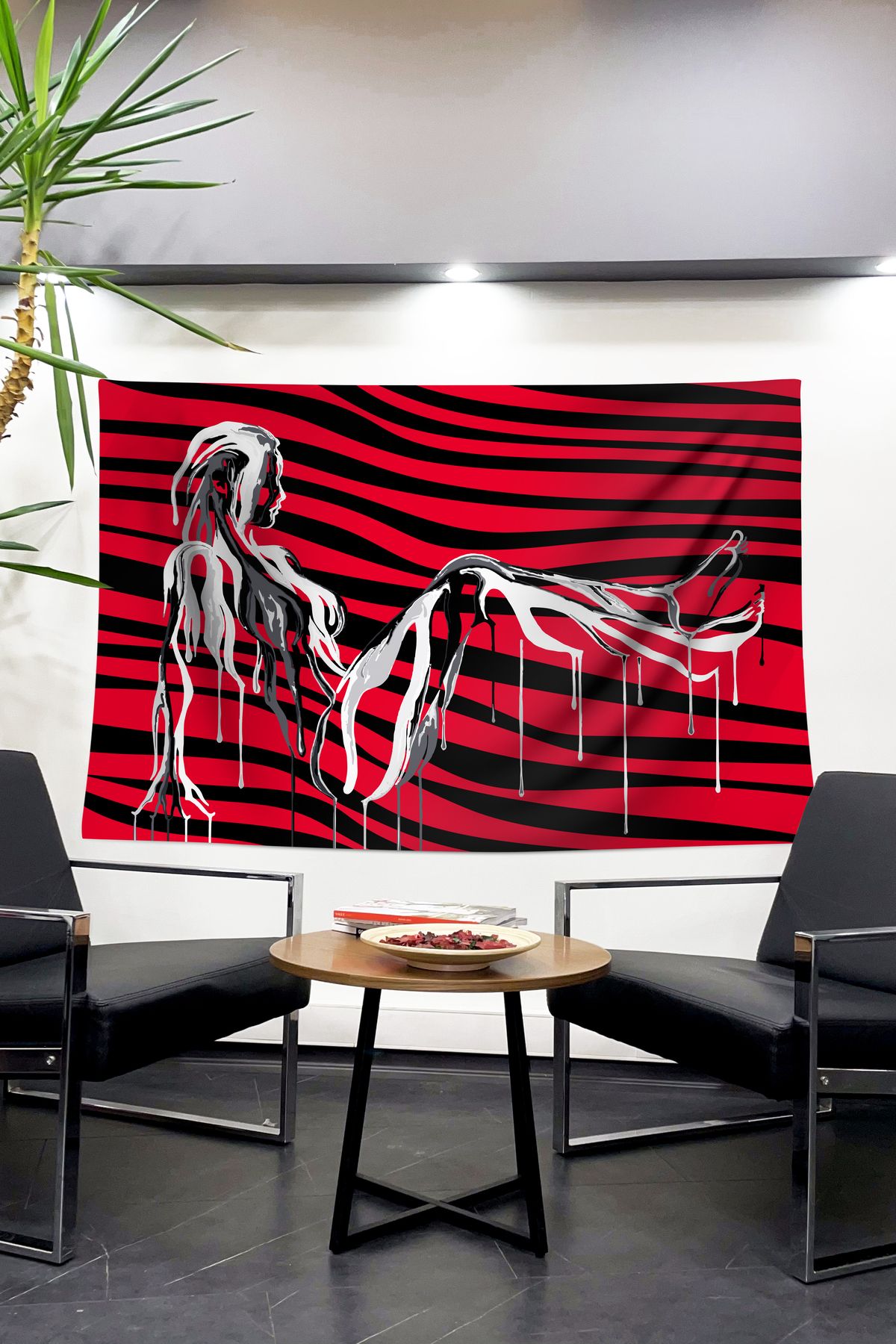 Dokumio Zebra Çizgileriyle Dans Eden Ruh: Oturan Kadın Silüeti Kırmızı Duvar Örtüsü Duvar Halısı Tapestry