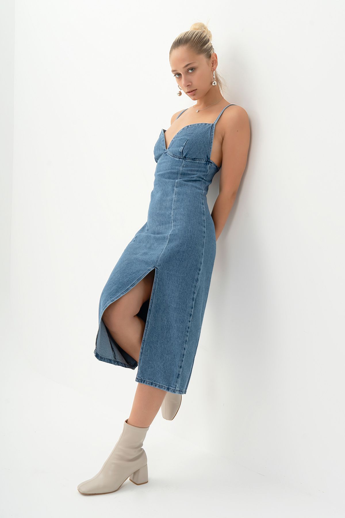 its basic Kadın Mavi Renk Yumuşak Kumaş Yırtmaçlı Askılı Uzun Denim Elbise