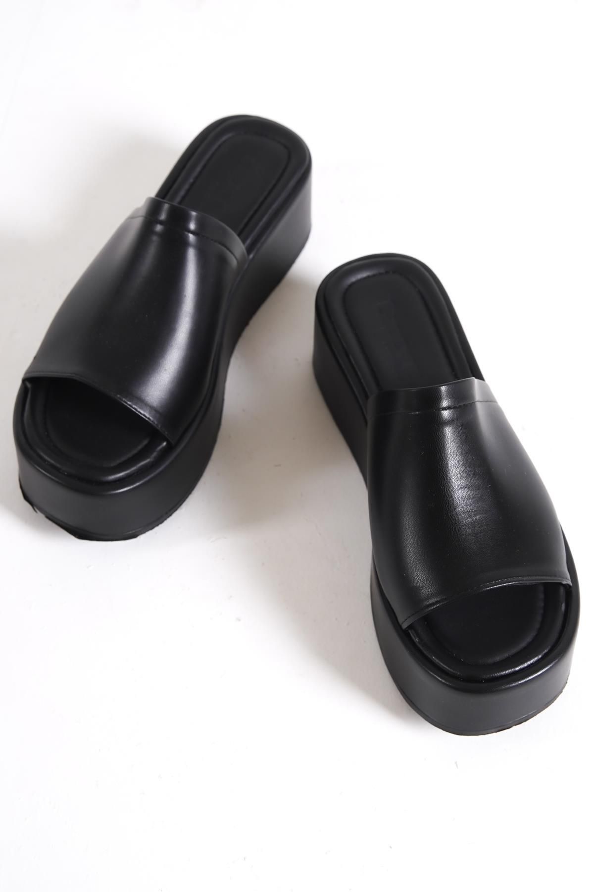 Capone Outfitters Capone Tek Kalın Bantlı Dolgu Topuklu Siyah Kadın Sandalet