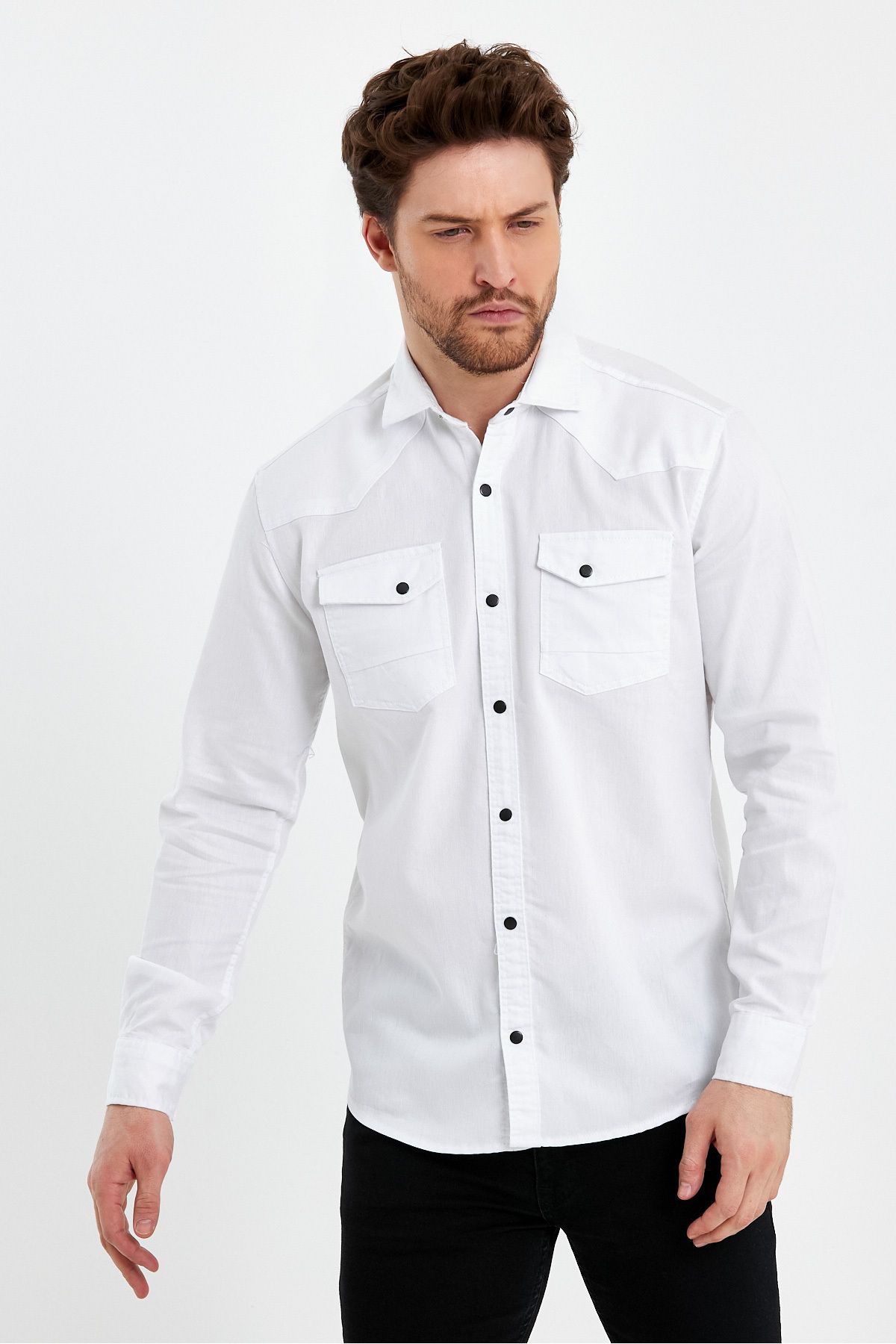 Tarz Cool Erkek Beyaz Çift Cepli Çıt Çıt Düğmeli Slim Fit Kot Gömlek-tcktgmlkr21s