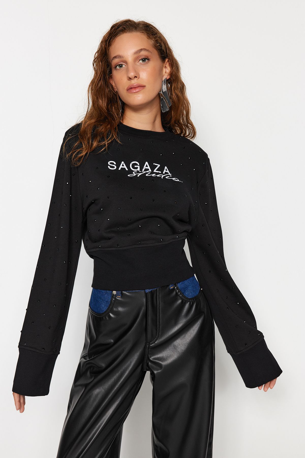 TRENDYOLMİLLA X Sagaza Studio Siyah Parlak Taş Baskılı Sweatshirt TCLAW24SW00000