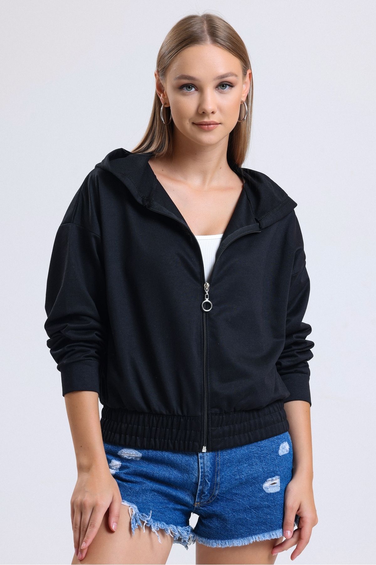 MD trend Kadın Siyah Kapüşonlu Bel Lastikli Fermuarlı Crop Sweatshirt