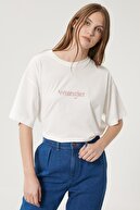 Wrangler Kadın Kırık Beyaz Kısa Kollu %100 Pamuk Logolu Sıfır Yaka Oversize Tişört